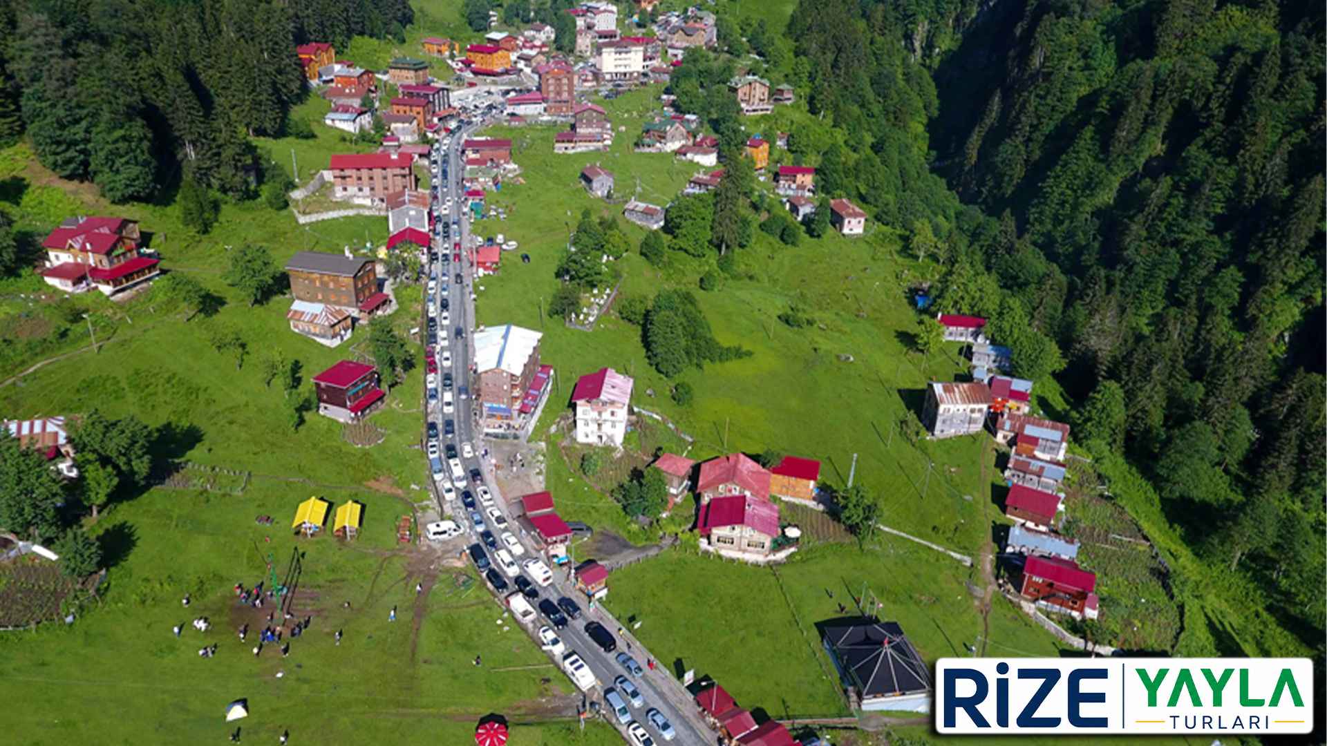 Ayder Yaylası Turu | Rize Çıkışlı Günübirlik Yayla Turları Rize çıkışlı Ayder Yaylası Turu sırasında ziyaret edilen Ayder Yaylası, Fırtına Vadisi ve Kaçkar Dağları manzarası